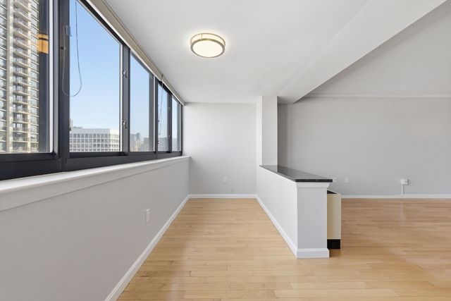 9 Hawthorne Place 11J, Boston, MA 02114