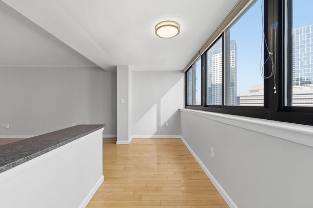 9 Hawthorne Place 11J, Boston, MA 02114