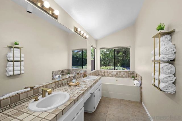 11821 Calle Parral, San Diego, CA 92128