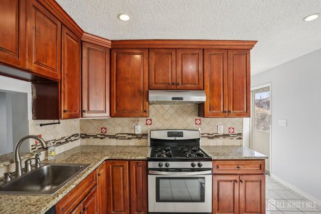 204 Hampshire Court, Piscataway, NJ 08854