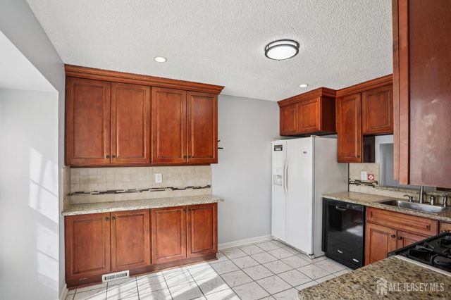 204 Hampshire Court, Piscataway, NJ 08854