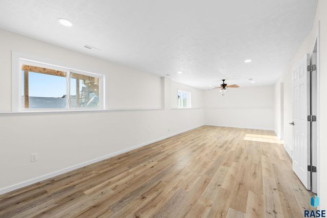 4024 S Sparta Ave Avenue, Sioux Falls, SD 57110