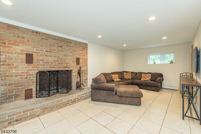 9 Albert St, West Milford Twp., NJ 07480
