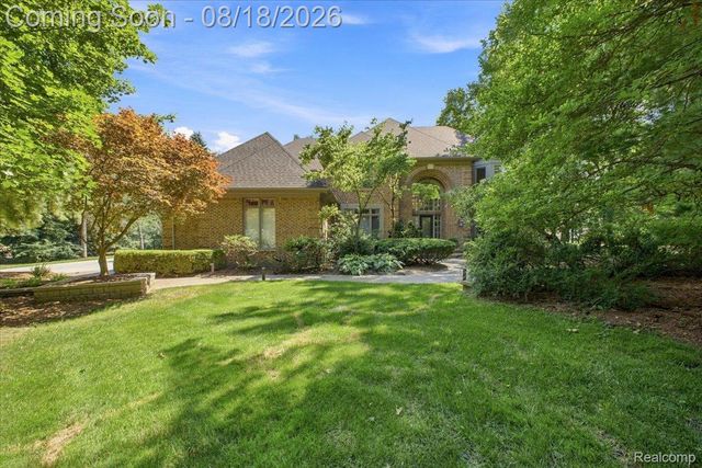 853 Lone Pine Road, Bloomfield Hills, MI 48302