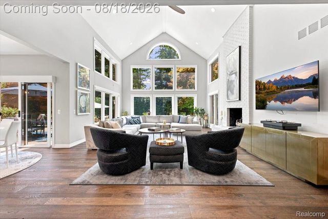 853 Lone Pine Road, Bloomfield Hills, MI 48302