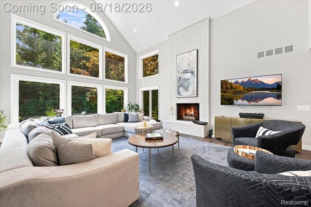 853 Lone Pine Road, Bloomfield Hills, MI 48302