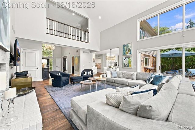 853 Lone Pine Road, Bloomfield Hills, MI 48302