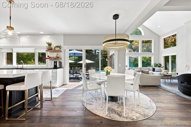 853 Lone Pine Road, Bloomfield Hills, MI 48302