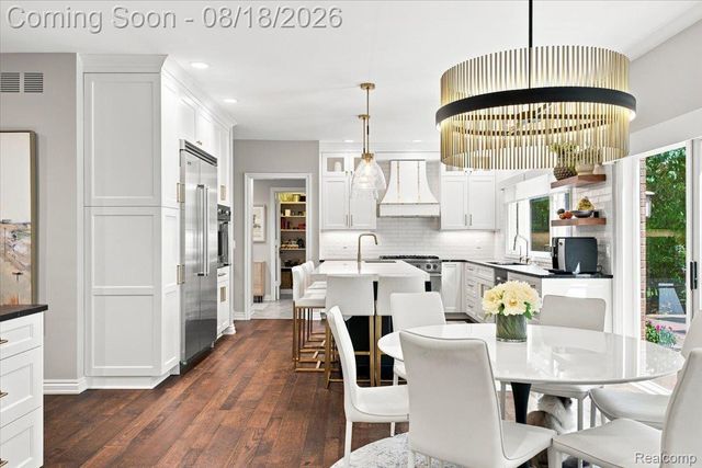 853 Lone Pine Road, Bloomfield Hills, MI 48302
