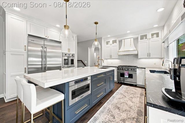 853 Lone Pine Road, Bloomfield Hills, MI 48302