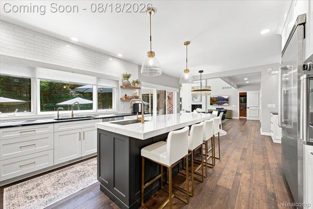 853 Lone Pine Road, Bloomfield Hills, MI 48302