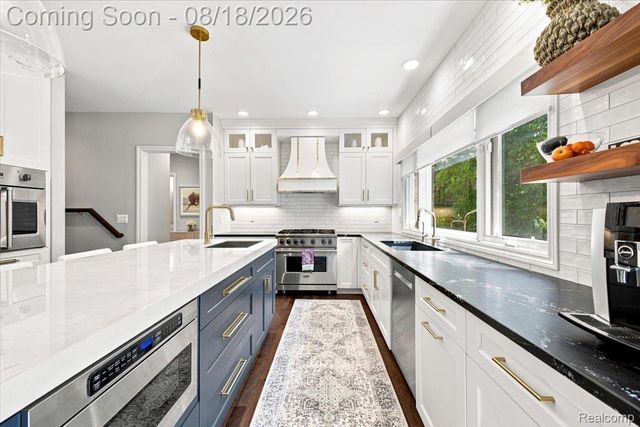 853 Lone Pine Road, Bloomfield Hills, MI 48302