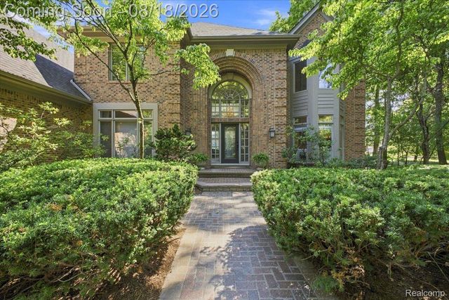 853 Lone Pine Road, Bloomfield Hills, MI 48302