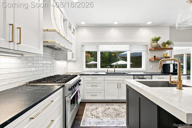 853 Lone Pine Road, Bloomfield Hills, MI 48302