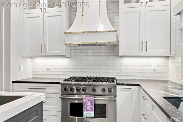 853 Lone Pine Road, Bloomfield Hills, MI 48302