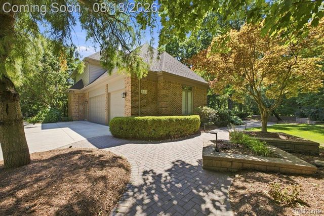 853 Lone Pine Road, Bloomfield Hills, MI 48302