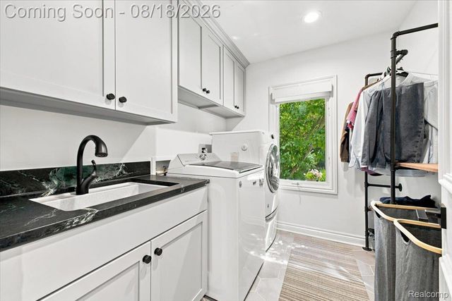 853 Lone Pine Road, Bloomfield Hills, MI 48302
