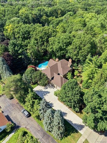 853 Lone Pine Road, Bloomfield Hills, MI 48302