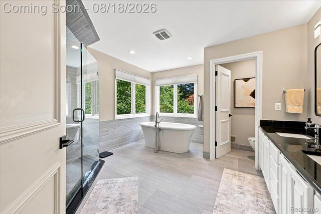 853 Lone Pine Road, Bloomfield Hills, MI 48302