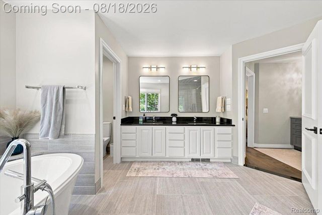 853 Lone Pine Road, Bloomfield Hills, MI 48302