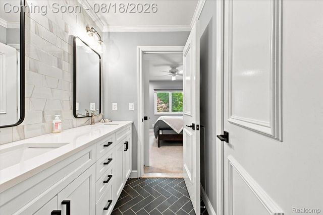 853 Lone Pine Road, Bloomfield Hills, MI 48302