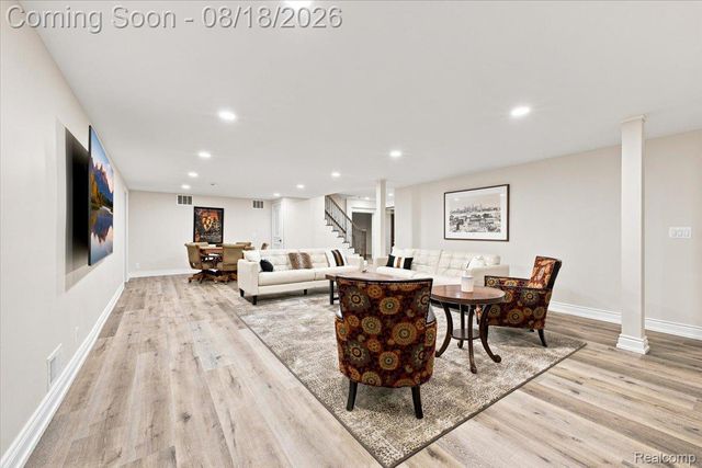 853 Lone Pine Road, Bloomfield Hills, MI 48302
