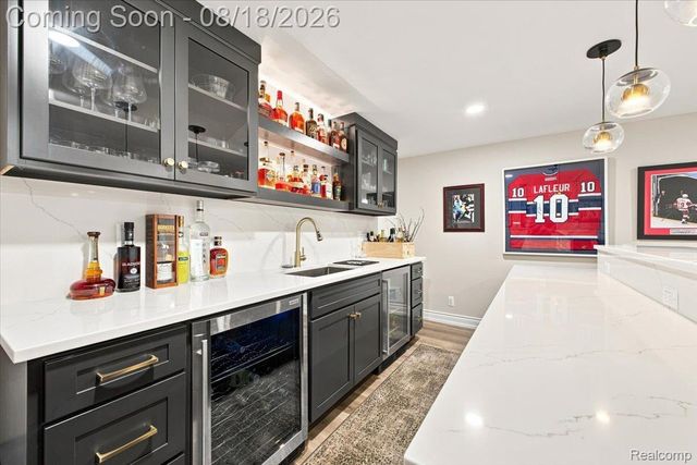 853 Lone Pine Road, Bloomfield Hills, MI 48302