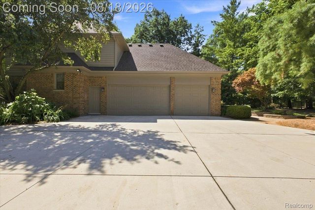853 Lone Pine Road, Bloomfield Hills, MI 48302