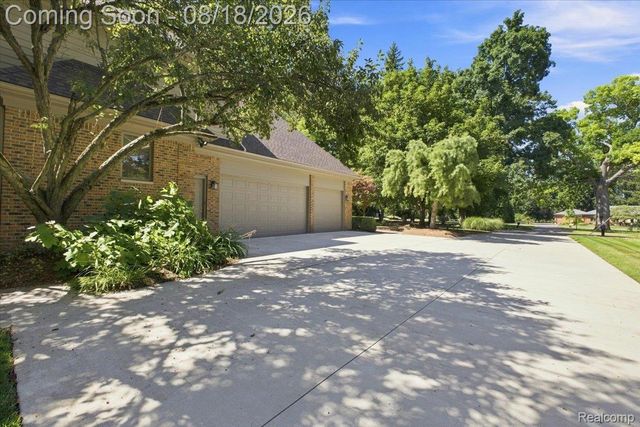 853 Lone Pine Road, Bloomfield Hills, MI 48302