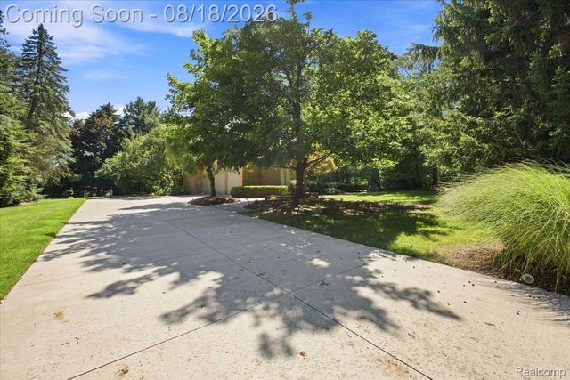 853 Lone Pine Road, Bloomfield Hills, MI 48302