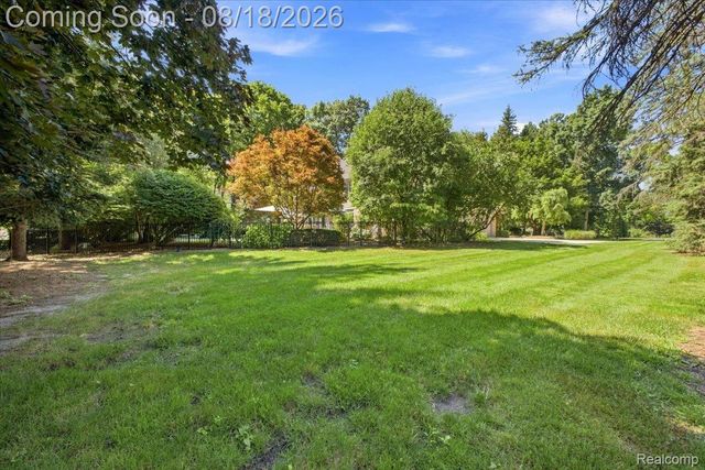 853 Lone Pine Road, Bloomfield Hills, MI 48302