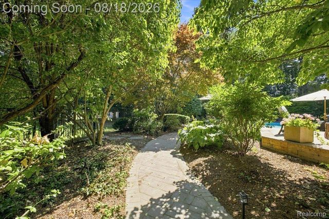 853 Lone Pine Road, Bloomfield Hills, MI 48302