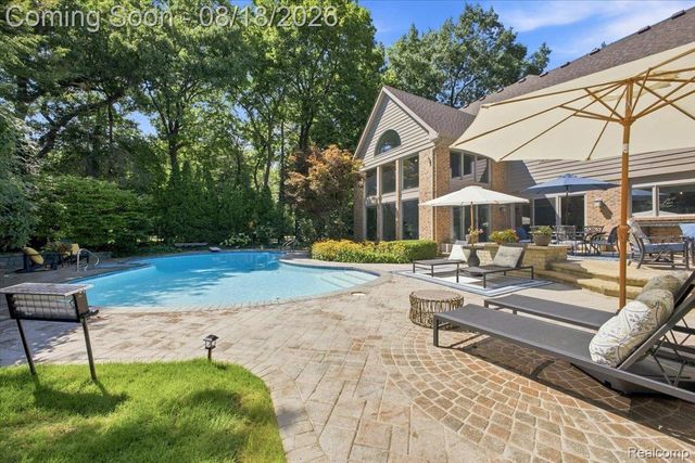 853 Lone Pine Road, Bloomfield Hills, MI 48302