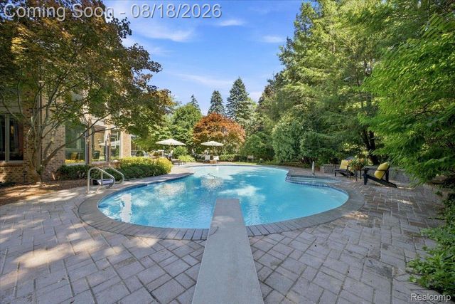 853 Lone Pine Road, Bloomfield Hills, MI 48302