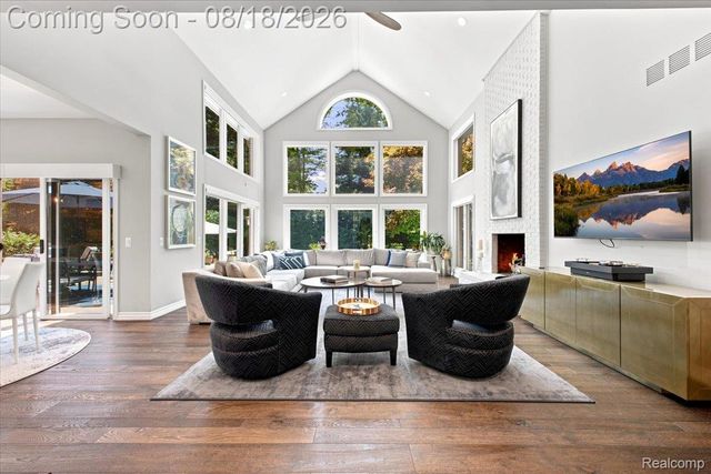 853 Lone Pine Road, Bloomfield Hills, MI 48302