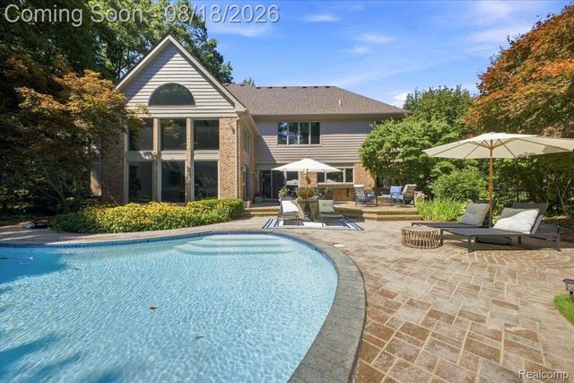 853 Lone Pine Road, Bloomfield Hills, MI 48302
