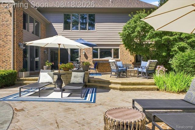 853 Lone Pine Road, Bloomfield Hills, MI 48302