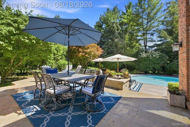 853 Lone Pine Road, Bloomfield Hills, MI 48302