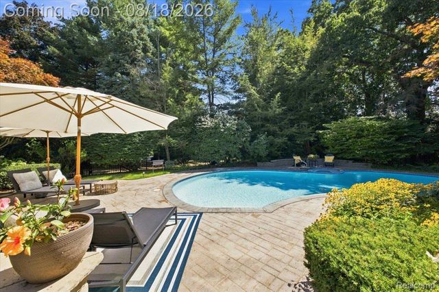 853 Lone Pine Road, Bloomfield Hills, MI 48302