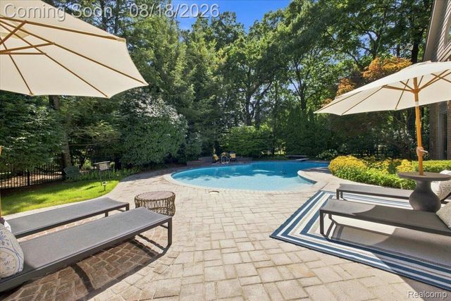 853 Lone Pine Road, Bloomfield Hills, MI 48302