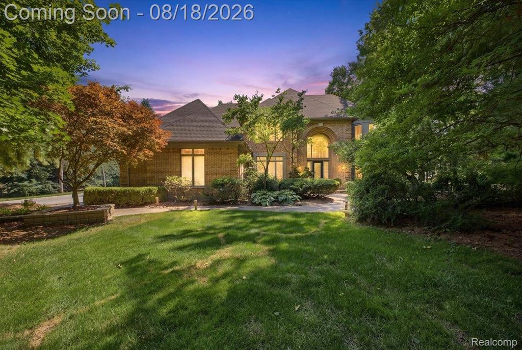 853 Lone Pine Road, Bloomfield Hills, MI 48302