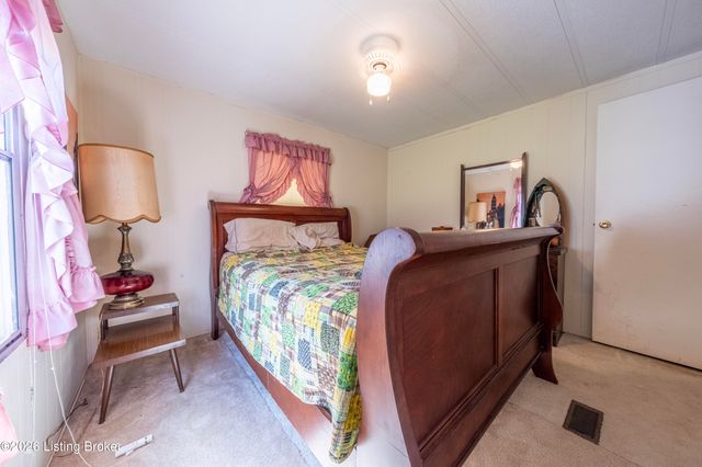114 W Holiday Beach Loop, Mcdaniels, KY 40152