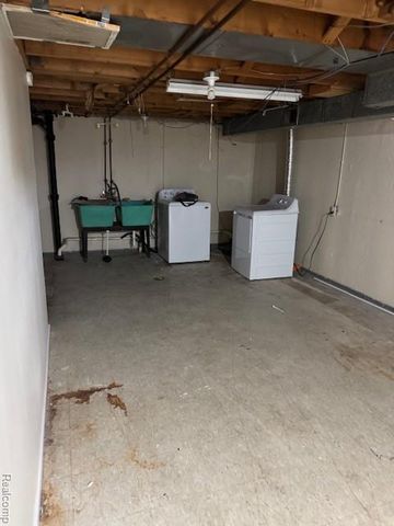 29827 Warner Avenue, Warren, MI 48092