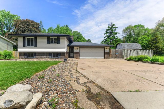 2515 Hillview Road, Mounds View, MN 55112