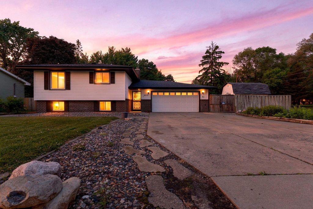 2515 Hillview Road, Mounds View, MN 55112