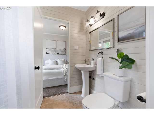 2307 Ne AINSWORTH St, Portland, OR 97211