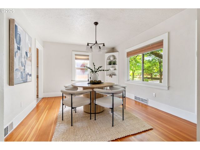 2307 Ne AINSWORTH St, Portland, OR 97211