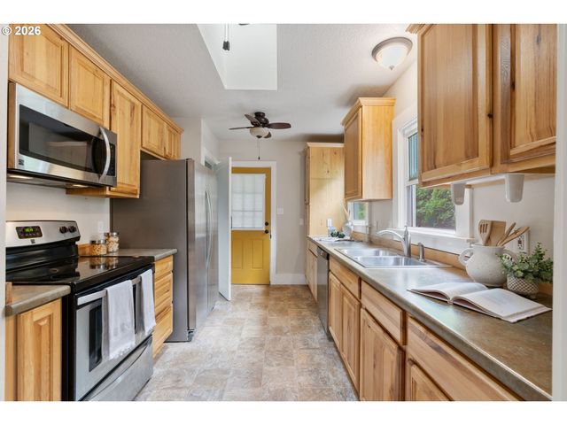 2307 Ne AINSWORTH St, Portland, OR 97211