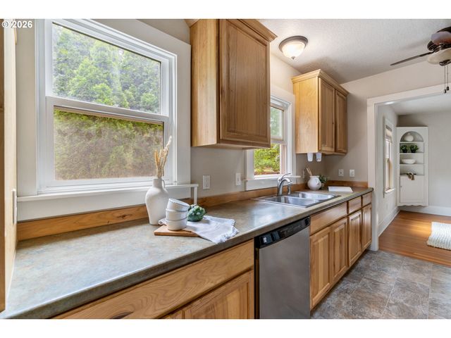 2307 Ne AINSWORTH St, Portland, OR 97211