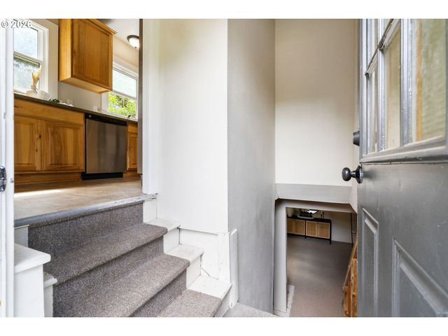 2307 Ne AINSWORTH St, Portland, OR 97211